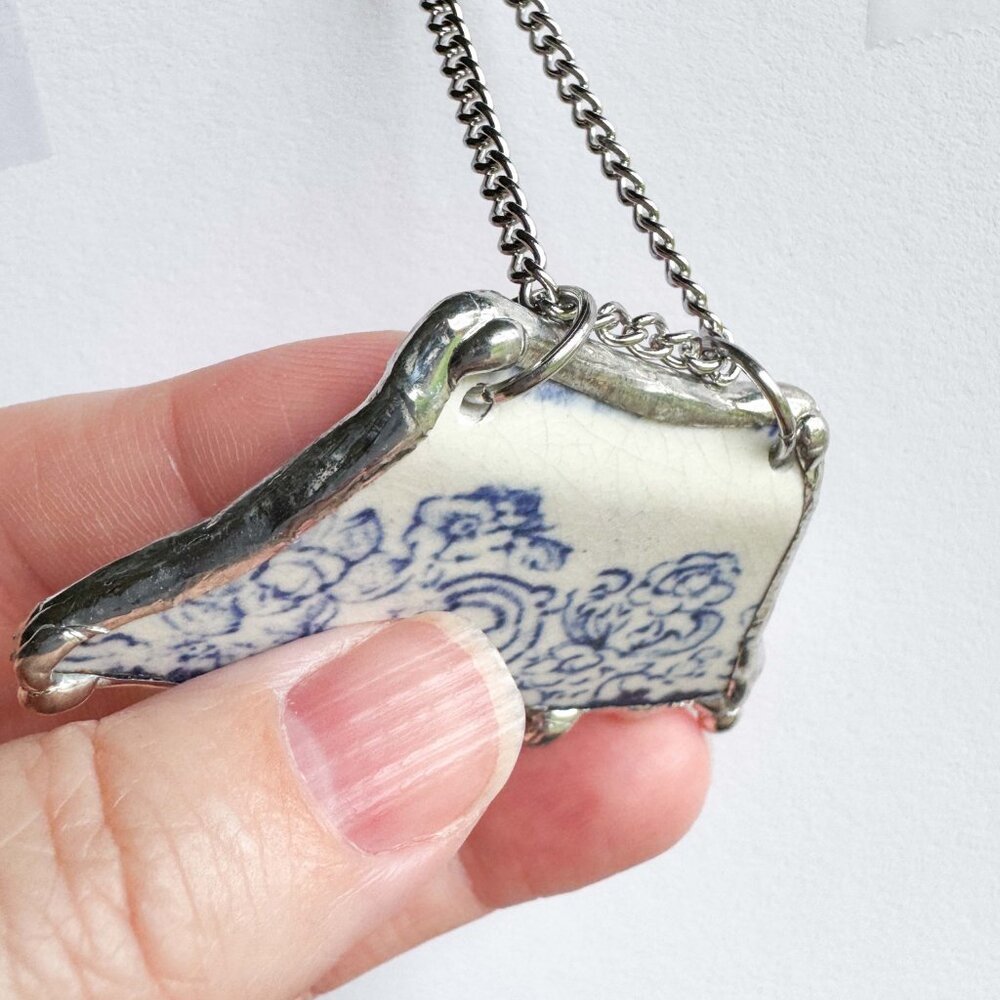 Handmade repurposed blue delft ceramic shard necklace - Picture 6 of 10